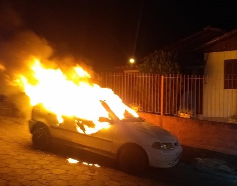 Bombeiros combatem incêndio em veículo no bairro Santa Bárbara