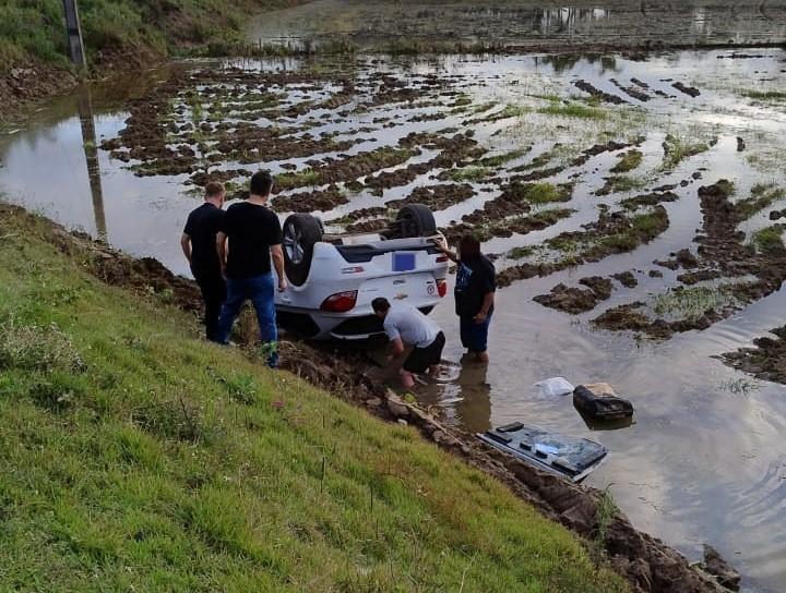 Motorista capota carro em plantação de arroz em Forquilhinha