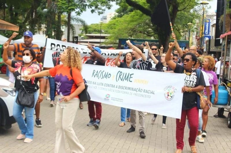 Ato contra o racismo é realizado na Praça Nereu Ramos
