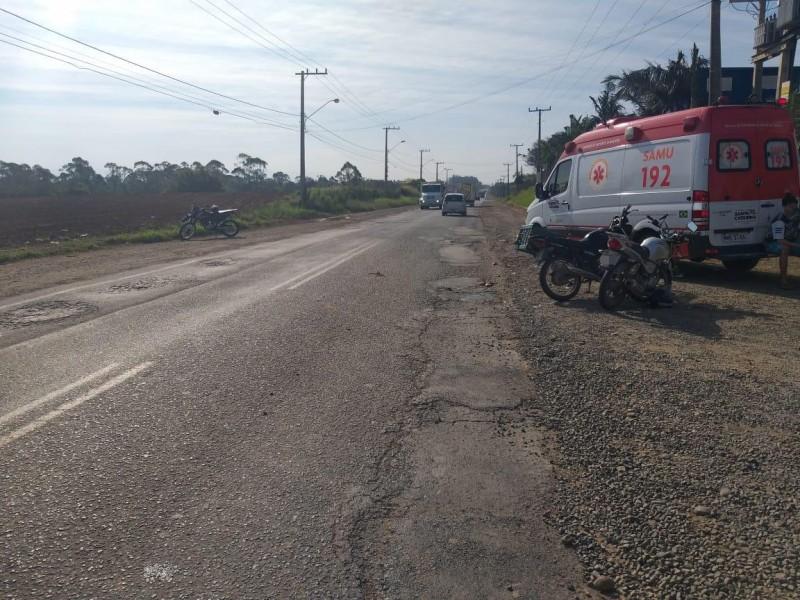 Dois motociclistas ficam gravemente feridos após colisão frontal