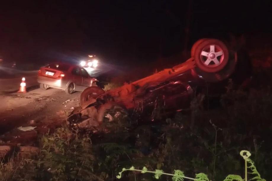 SC-446: jovem é encaminhada à UPA após capotar carro em colisão frontal
