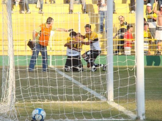 Mesmo de folga, Tigre mantem liderança