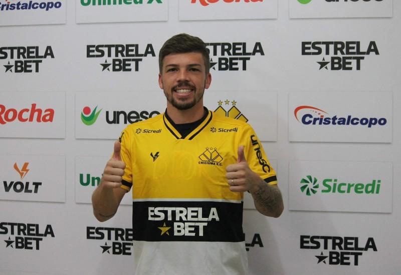 Júlio César é apresentado e afirma não ser goleador, mas garante que gosta de jogar para a equipe