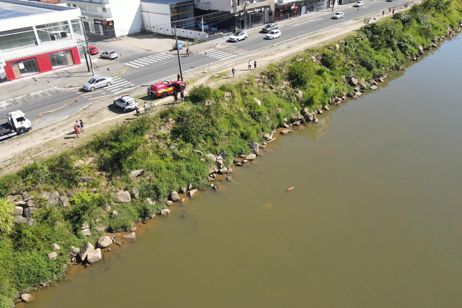 Carro furtado é encontrado submerso no rio Tubarão