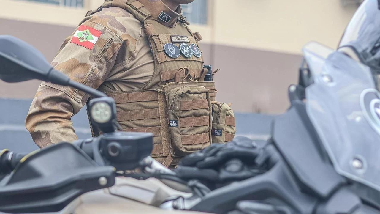 Perseguição policial termina com prisão de jovem e apreensão de droga