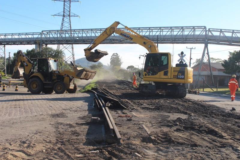 Prefeitura de Capivari de Baixo retira linhas de trem desativadas