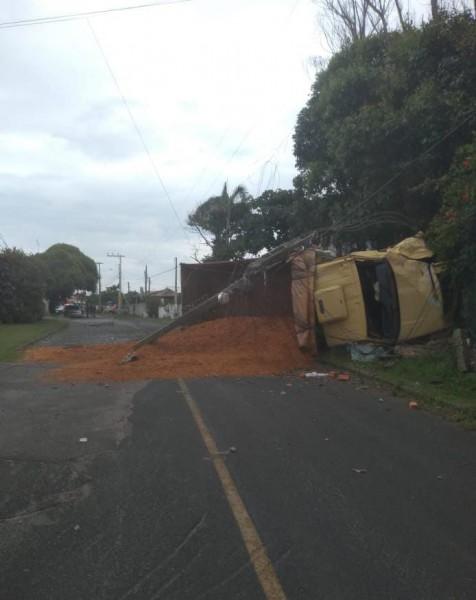 Caminhão colide contra poste em Imbituba