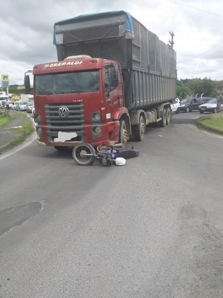 Motociclista fica ferido após colisão com caminhão
