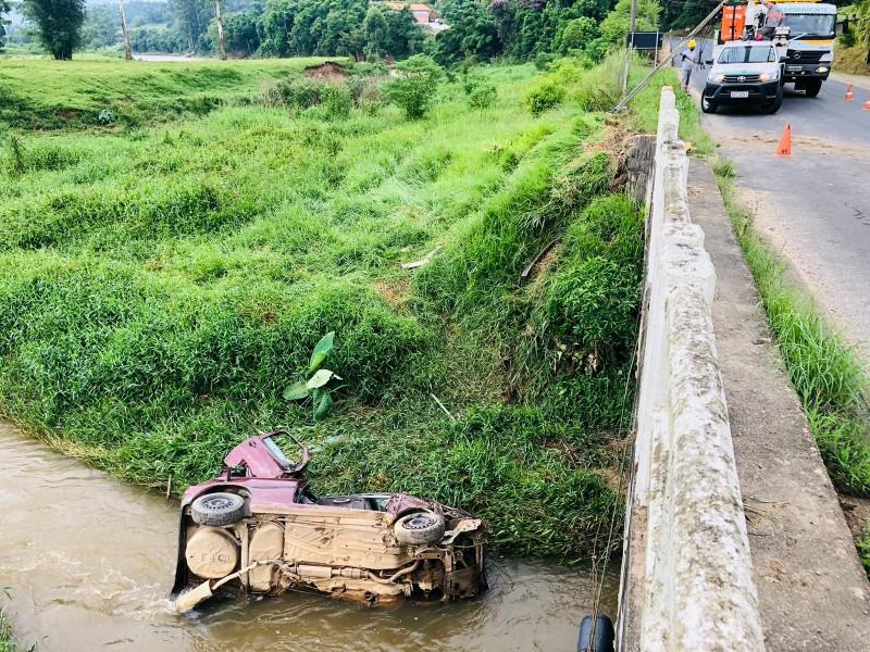 Carro cai em rio após motorista perder controle da direção e colidir em poste