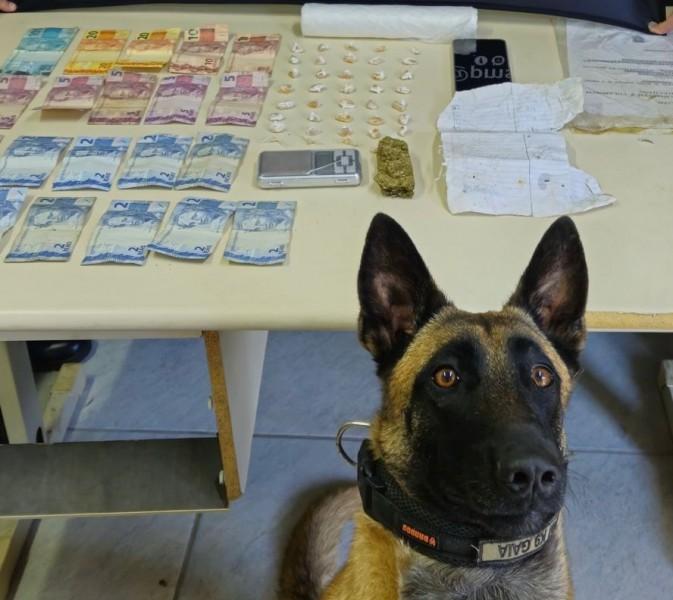 Homem é preso após ser flagrado preparando crack para venda nos fundos de casa
