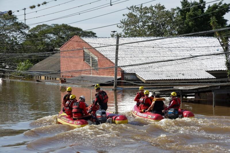 Bombeiros de SC seguem atuando com resgates no Rio Grande do Sul