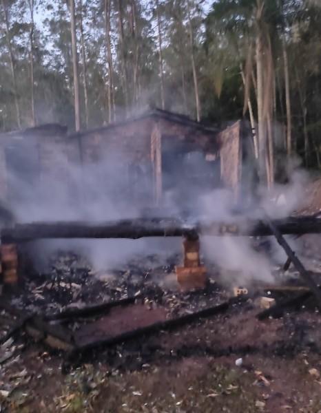 Em Jacinto Machado, casa mista é destruída por incêndio 