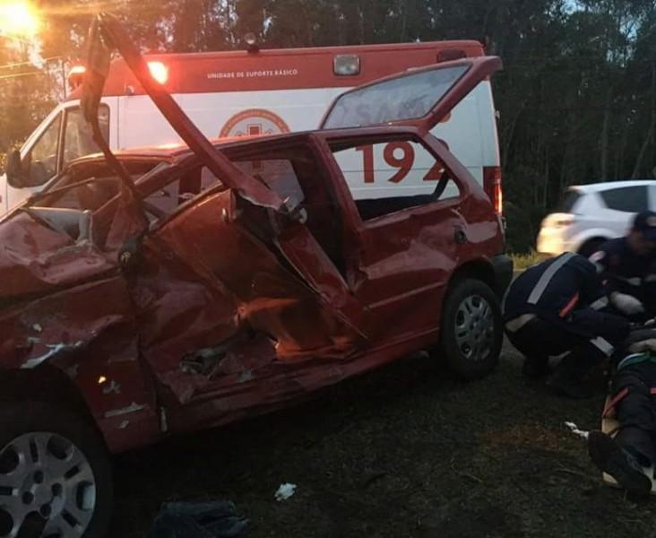 Motorista fica ferido em colisão frontal contra caminhão