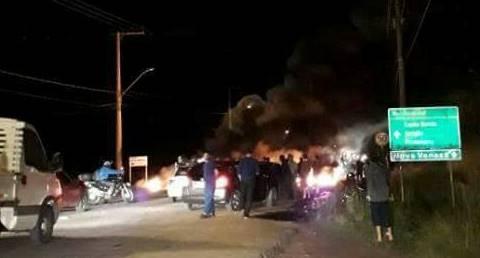 Moradores fazem protesto na rodovia Jorge Lacerda