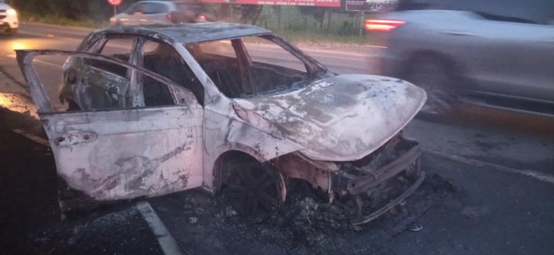 Carro é destruído por incêndio na SC-108 em Cocal do Sul