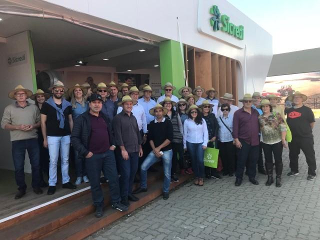 Sicredi Sul SC leva comitiva de lideranças da agricultura regional à Expointer