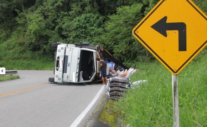 Caminhão tomba e deixa trânsito em meia pista na Serra do Rio do Rastro