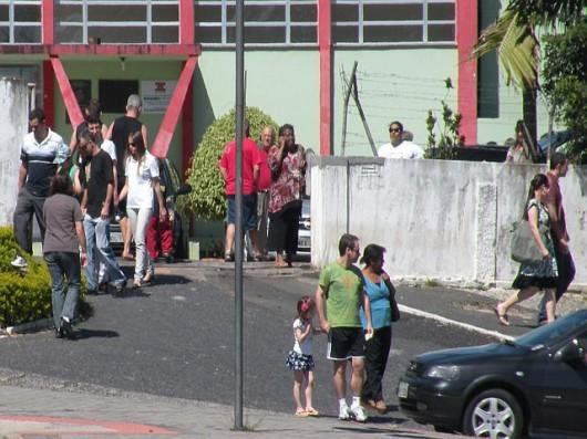 Eleição 2010: eleitores votam cedo no Pinheirinho