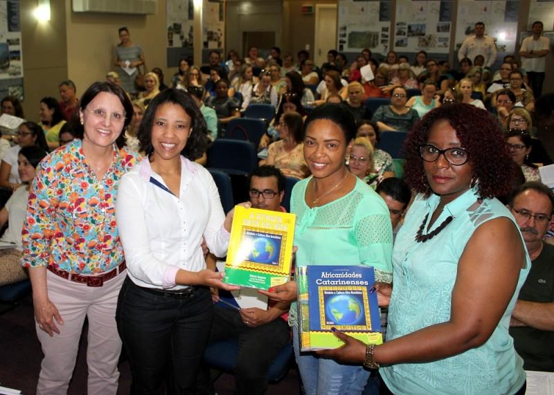Escolas municipais recebem livros sobre africanidades