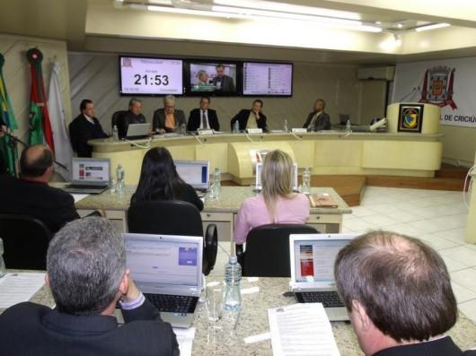 Vereadores aprovam projeto de lei que proíbe comandas em casas noturnas