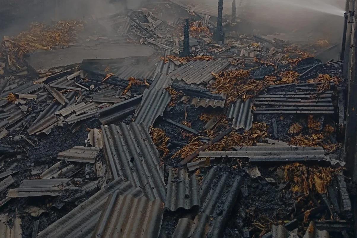 Bombeiros utilizam 5 mil litros de água para combater incêndio em estufa de fumo em Sombrio