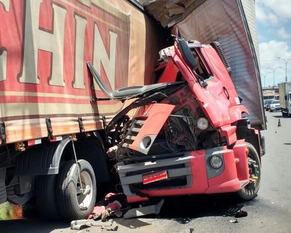 Colisão entre carretas deixa motorista ferido