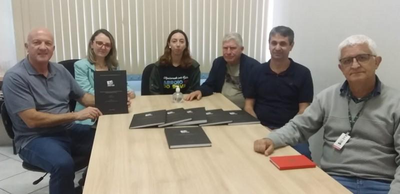Técnicos do Iparque fazem entrega da revisão do Plano de Saneamento Básico de Arroio do Silva