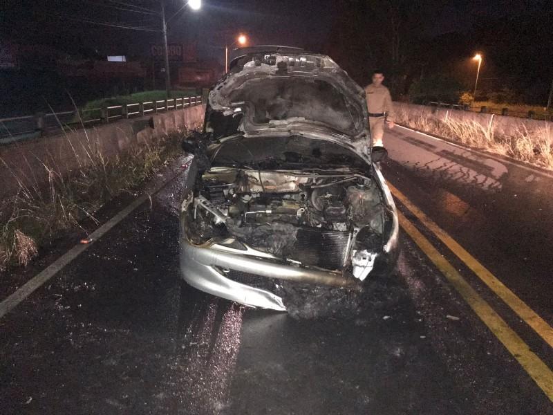 Carro de Criciúma é parcialmente destruído por incêndio na SC-445, em Içara