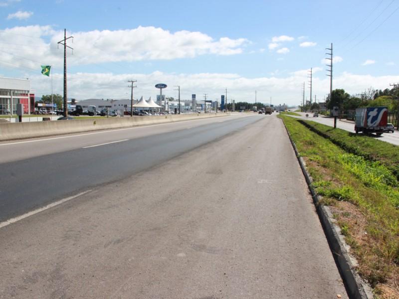 Falta de chuva ajuda na manutenção das pistas da BR-101