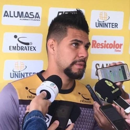 ‘A gente tem que pensar lá em cima na tabela’, afirma Léo Santos