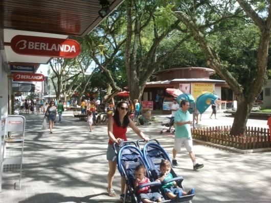 Praça Nereu Ramos volta à rotina
