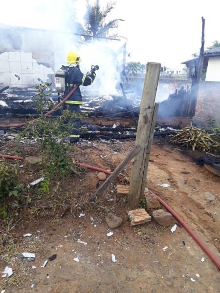 Residência é atingida por incêndio em Araranguá neste sábado