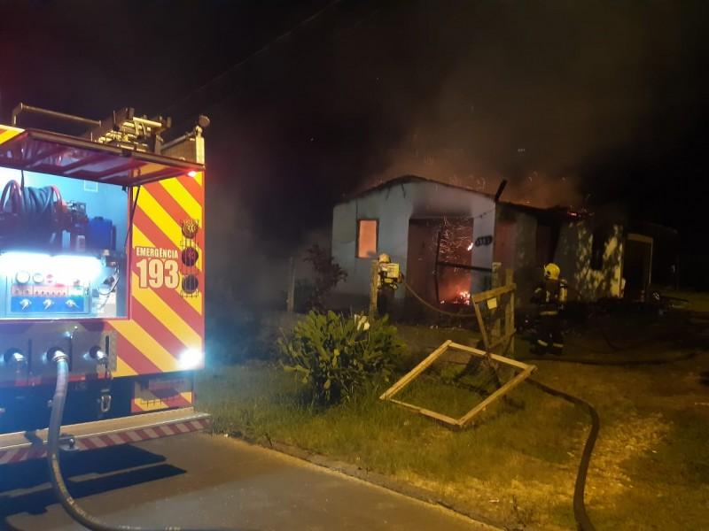 Moradoras sofrem queimaduras durante incêndio que destruiu casa em Cocal do Sul