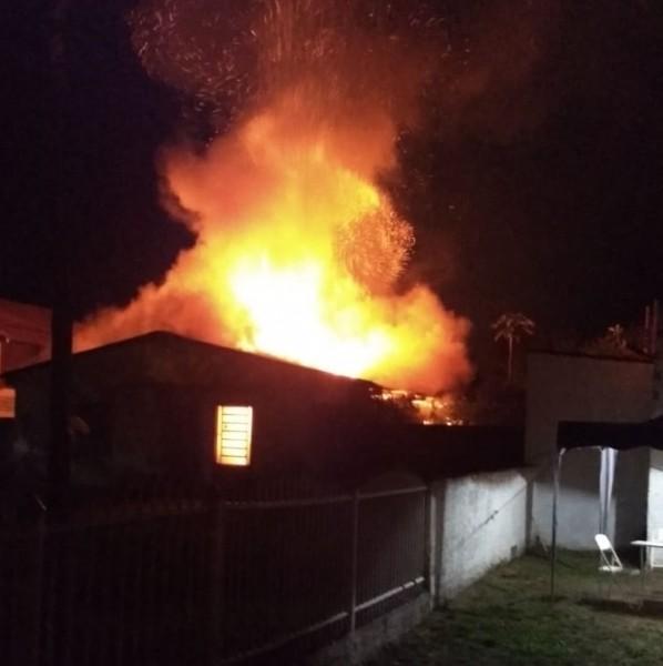 Residência abandonada é destruída por incêndio em Balneário Rincão
