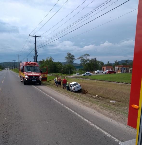 Idoso perde controle do veículo e sofre acidente após pneu de carro furar