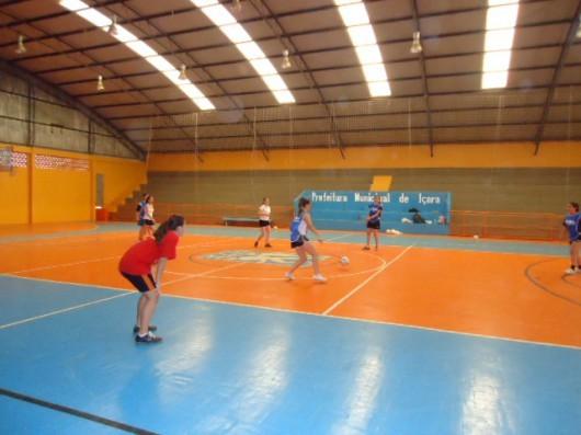 Meninas com pé na bola