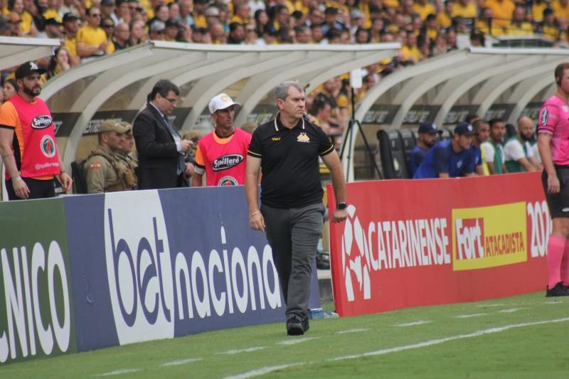 Cláudio Tencati celebra vaga na final do Catarinense e revela virose de atletas do Criciúma 