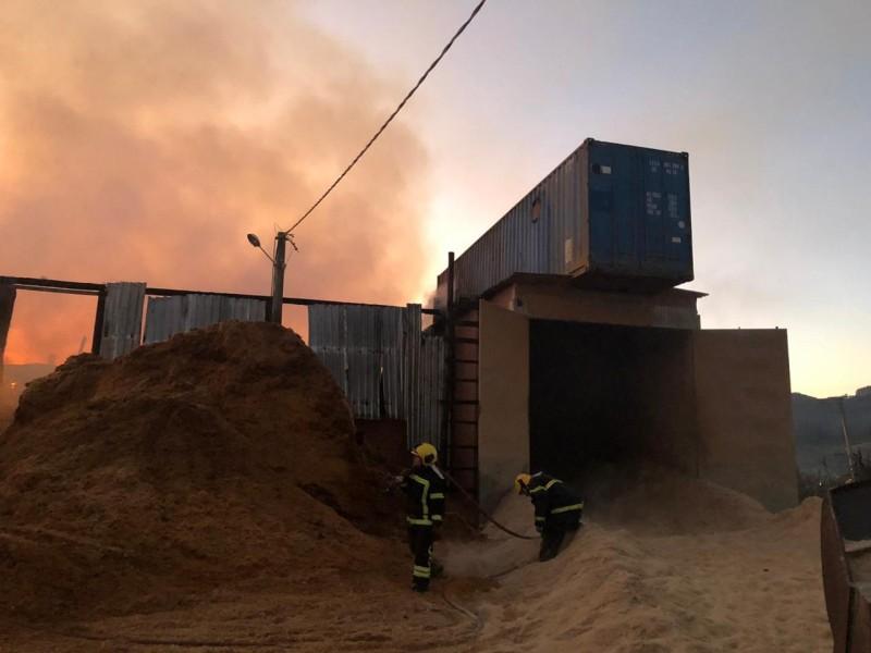 Corpo de Bombeiros combate incêndio em galpão durante 17 horas em São Ludgero 