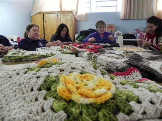 Clubes de mães preparam tapetes coloridos em Forquilhinha
