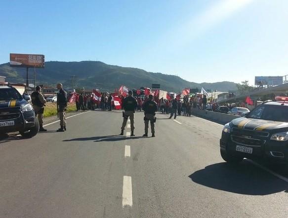 Manifestantes pró-governo fazem ato na ponte Anita Garibaldi