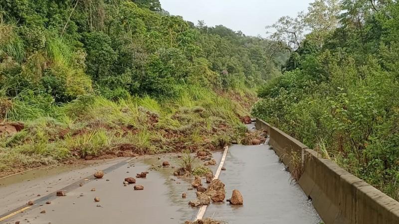 Após desobstrução dos pontos de deslizamentos, Serra da Rocinha é liberada para o tráfego de veículos