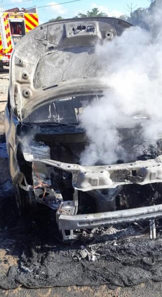 Carro fica completamente destruído após pegar fogo
