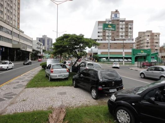  Engavetamento envolve quatro veículos na Avenida Centenário 