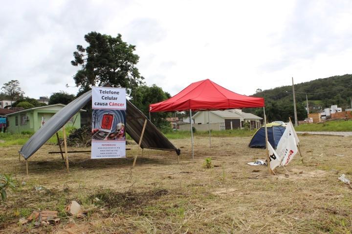 Mina Brasil: comunidade monta acampamento onde antena será instalada