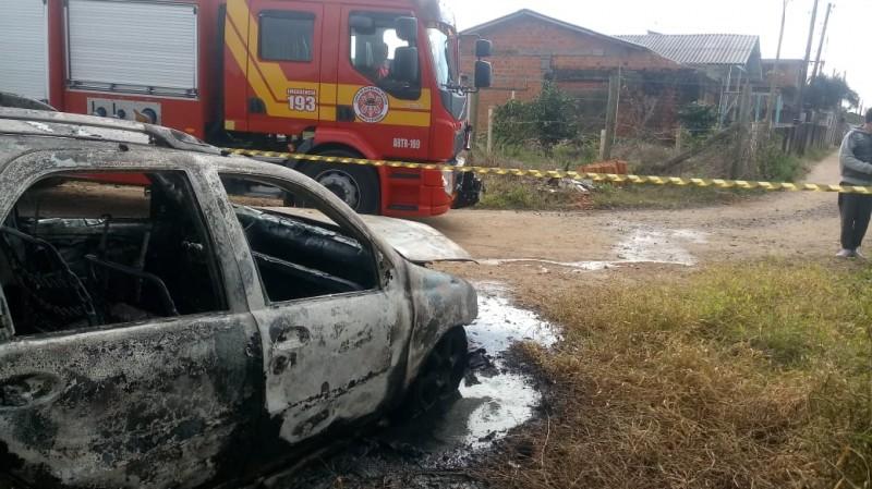 Veículo é atingido por incêndio em Tubarão