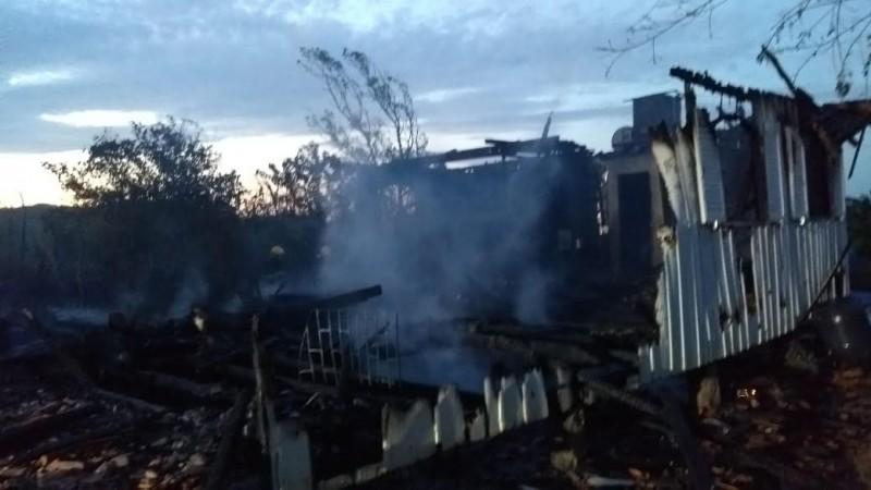Casa é destruída pelo fogo em Tubarão