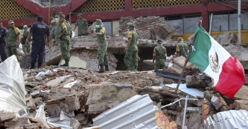 EUA à espera de furacão e México conta os mortos
