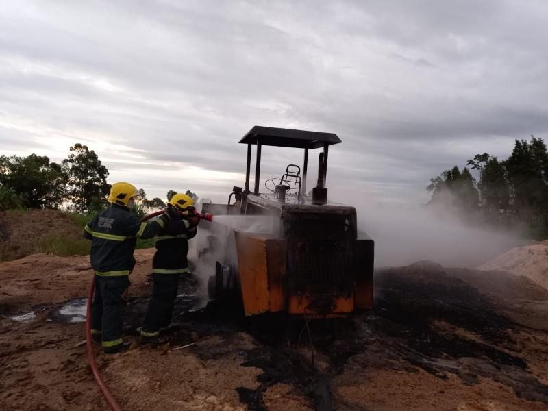 Máquina carregadeira é destruída por incêndio em Treze de Maio 