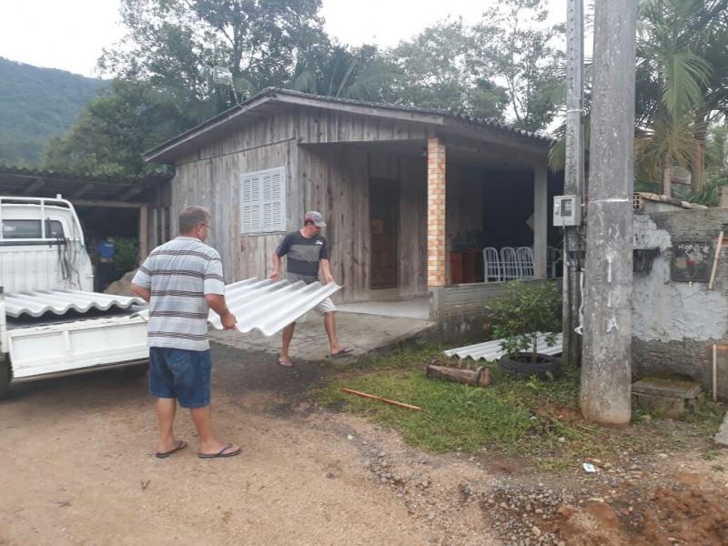 Famílias recebem lonas e telhas da Defesa Civil Municipal 