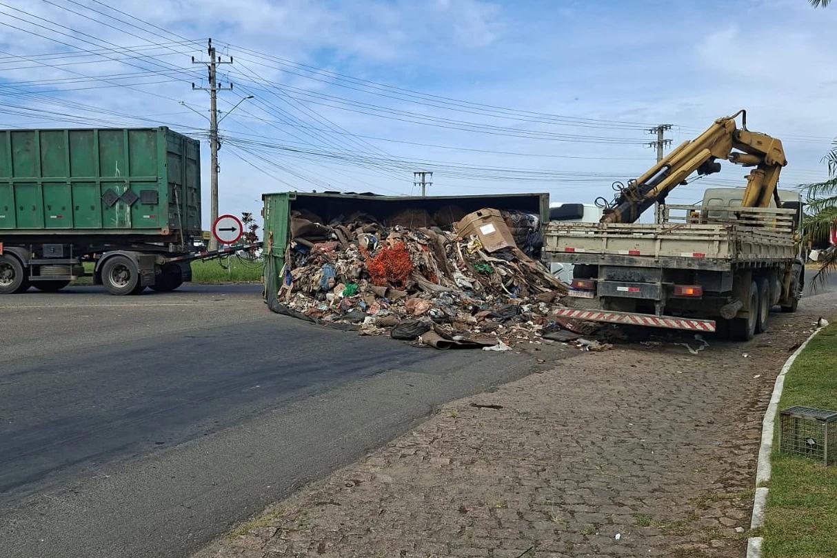 Vídeo: contêiner com reciclagem cai de caminhão e interrompe trânsito em Criciúma